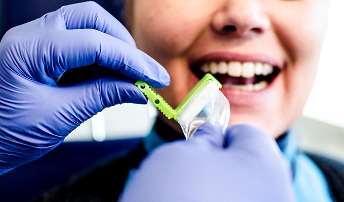 Patient får sina tänder röntgade