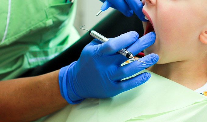 Ung patient behandlas av tandläkare