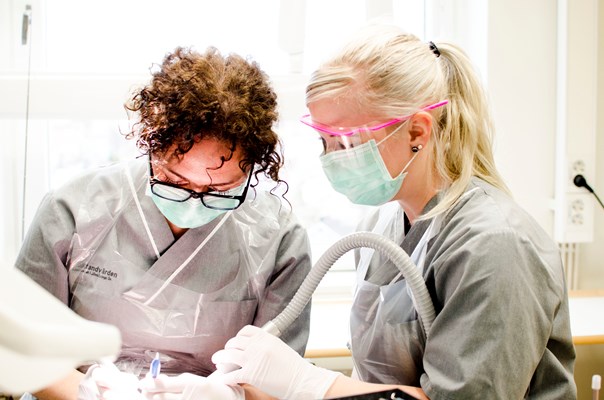 Tandvårdspersonal behandlar patient på avdelningen för oral protetik.