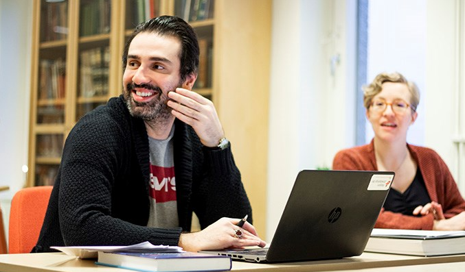 Man och kvinna studerar i ett bibliotek