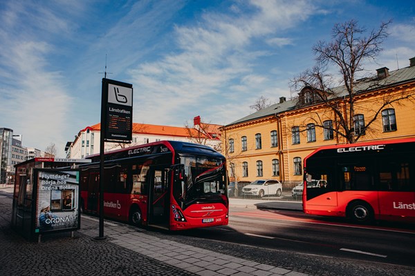 Buss vid en hållplats i Jönköping centrum