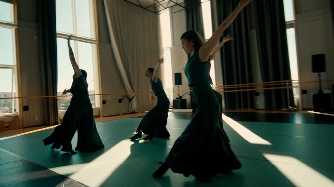 Tre personer som dansar.