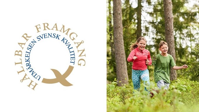 Text till vänster där det står hållbar framgång utmärkelsen svensk kvalitet och till höger två barn i en skog.