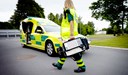 Ambulanspersonal går mot ambulans