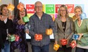 Glada medarbetare kastar kuber med Agenda 2030:s olika målområden i luften.