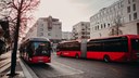 Två bussar har stannat i varsin riktning på Juneporten i Jönköping. 