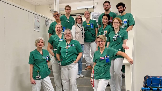 Personal från akutkliniken på Höglandssjukhuset i Eksjö ståendes i trappan.