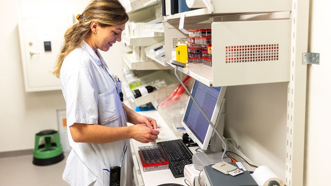 En apotekare arbetar i läkemedelsförråd