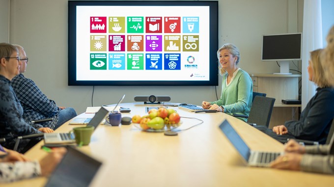 Gruppbild med medarbetare i kontorsmiljö.