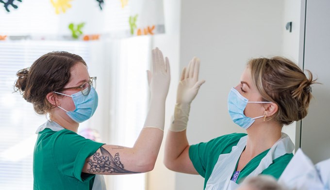 Två personer som gör high-five.