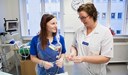 Sjuksköterskan Linda Carlsson får goda råd av instruktören Kicki Petersén under en praktisk träning på Metodikum på Höglandssjukhuset.