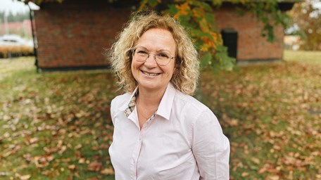 En person ler mot kameran. 