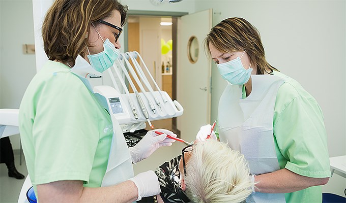 Gunilla Rydholm och Maria Björk är tandhygienister på Tranås Folktandvård och stortrivs med sina yrken. De möter patienter i alla åldrar och gör behandlingar självständigt för att ge invånarna en bra munhälsa.
