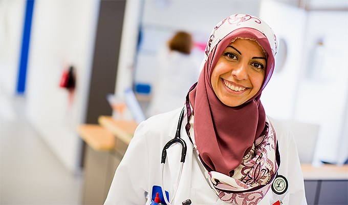 Arwa Hamza Lindh, arbetade sommaren 2015 som underläkare på medicinkliniken i Värnamo, en stad hon uppskattar mer än hemstaden Malmö. 
