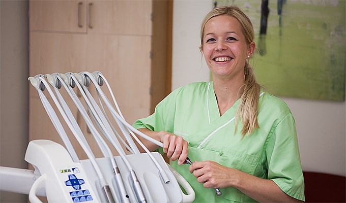 Caroline Holmberg arbetade sommaren 2015 som tandsköterska på Folktandvården Öxnehaga. Efter tio år inom handeln växte intresset för tandvård och hon valde att byta yrkesbana och konstaterar att hon hamnat rätt. 