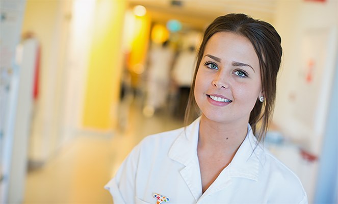 Malin Jakobsson, 22 år, trivs fint på medicin B, Länssjukhuset, där hon efter fyra somrar fick fast tjänst när hon var klar sjuksköterska. Men drömmen är att bli ambulanssjuksköterska i framtiden. 