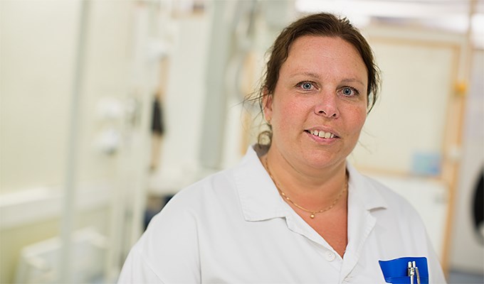 Sara Bertell hade lång erfarenhet som undersköterska när hon bestämde sig för att bli röntgensjuksköterska, ett yrke som passar den som är intresserad av både patientmöten och teknik. 