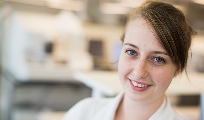 Ett roligt och varierat jobb, tycker Simone Johansson, 21 år, som sommarjobbat som laboratorieassistent på laboratoriemedicin, Höglandssjukhuset i Eksjö. Som färdig biomedicinsk analytiker drömmer hon om att få jobba med analyser. 