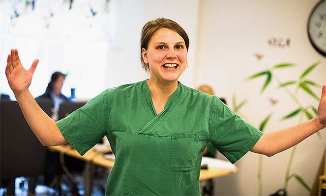 Sophie Forshell läser till läkare och arbetade sommaren 2015 som läkarsekreterare på akutkliniken, Länssjukhuset Ryhov. Ett jobb som hon trivs med och som ger bra kunskap inför framtida yrkesliv. 