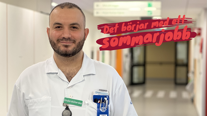 Umut är klädd i vårdkläder och står i en sjukhuskorridor. Han ler och tittar in i kameran. Bredvid honom syns texten Det börjar med ett sommarjobb.