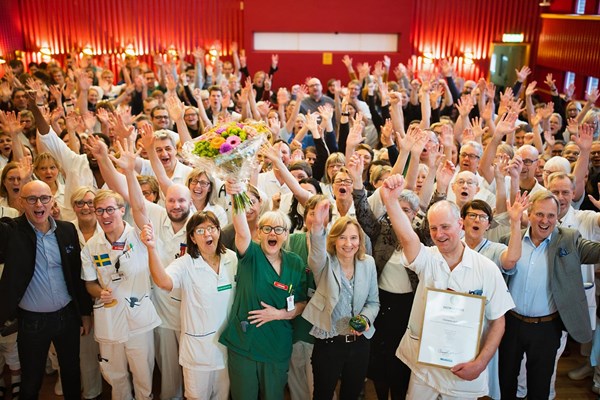 En grupp glada medarbetare som firar utmärkelsen Sveriges bästa mellanstora sjukhus från Dagens Medicin.