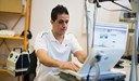 I verkstaden på medicinsk teknik finns ett antal arbetsplatser för underhåll och reparation av sjukhusets utrustning. Medintekniska ingenjören Haroun Bensaid går igenom en EKG-apparat