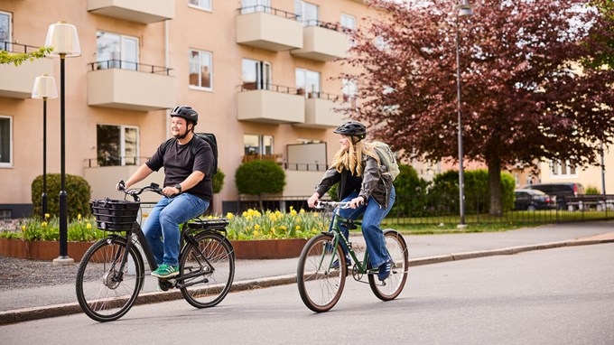 Två unga vuxna som cyklar. 
