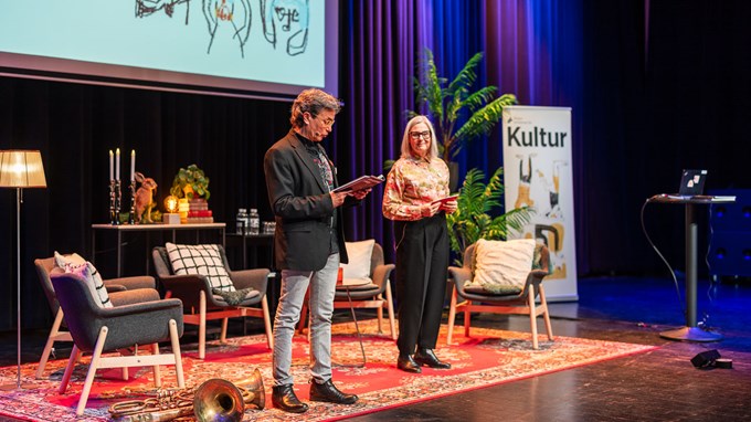 Kersin Hammar, orförande i ANA och Magnus Jonsson, kulturutvecklingschef inviger Kulturforum 2026 på en scen. 