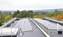 Solceller på taket på en sjukhusbyggnad.