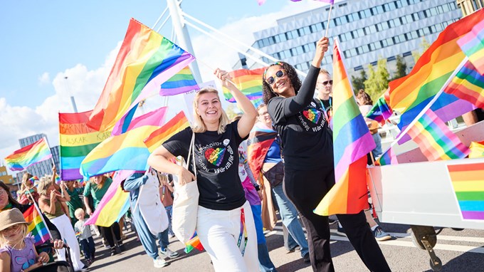Region Jönköpings län deltar i pridetåget med parollen Vi är till för alla. 