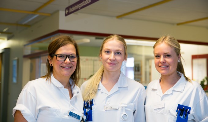 Ferisa Basic, sjuksköterska på medicin C, Länssjukhuset Ryhov, är handledare för både Lisa Riberth och Ebba Nordfors när de är ute på sin första verksamhetsförlagda utbildning under termin tre. Genom den här modellen lär de inte bara av sin handledare utan också av varandra.