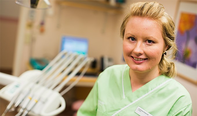 Christine Kvarnvik är tandläkare på Råslätts folktandvård och stortrivs med arbetet. Ett väldigt varierande jobb med en praktisk och en teoretisk del, konstaterar hon.