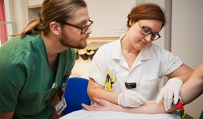 Sjuksköterskestudenten Malin Hertz gör sin verksamhetsförlagda utbildning på akutvårdsavdelningen, Länssjukhuset Ryhov, och tränar nålsättning tillsammans med sin handledare Björn Erfors.