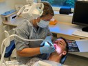 En patient blir undersökt i munnen