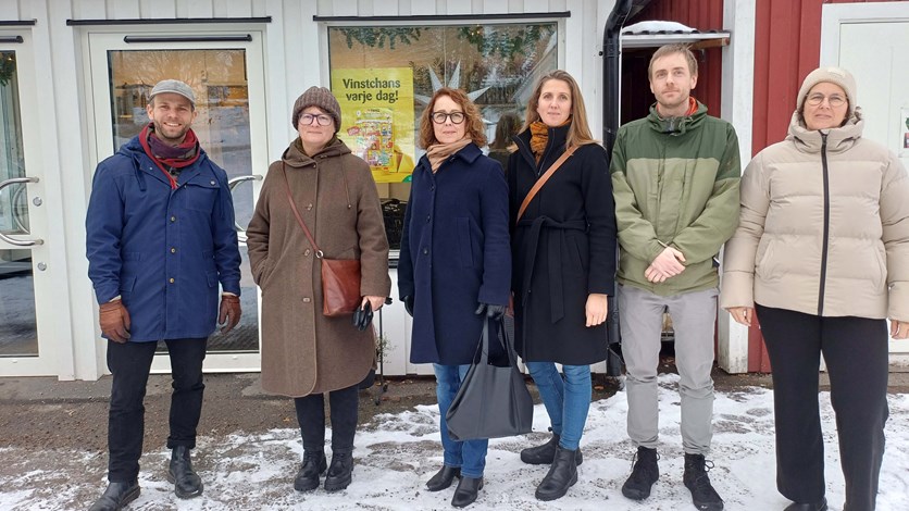 Bild på personer från deltagande regioner utanför en landsbygdsbutik.