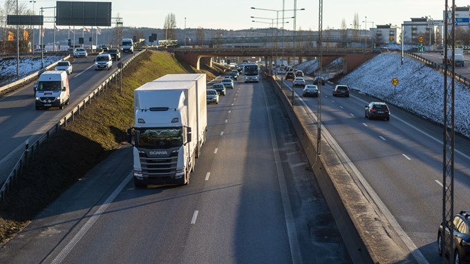 Motorväg med tre filer där bilar kör mot kameran. 