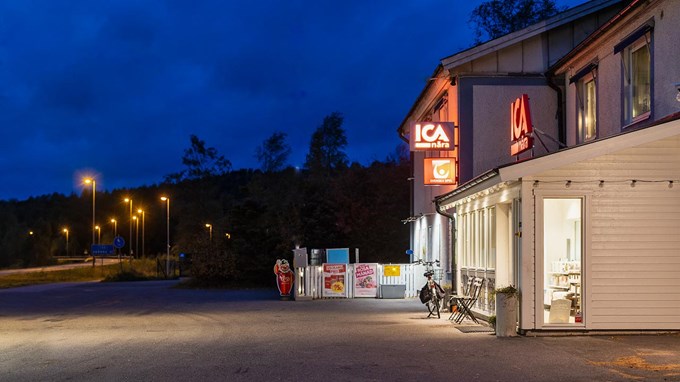 Entrén till en liten butik på landsbygden. Det är kväll och lamporna lyser inne i butiken. 