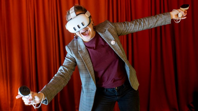 Person som använder ett VR-set.