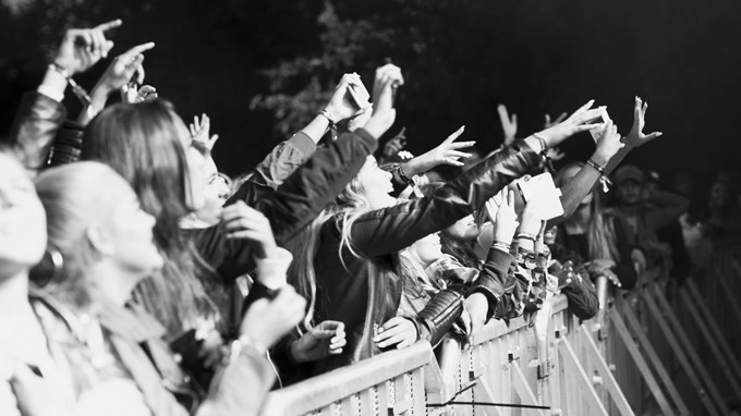 Utsträckta händer i publiken på en konsert. 