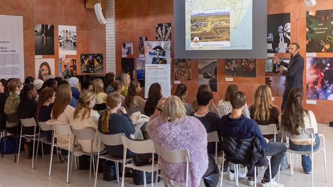 Journalisten Martin Schibbye föreläser för publiken på Jönköpings läns museum.