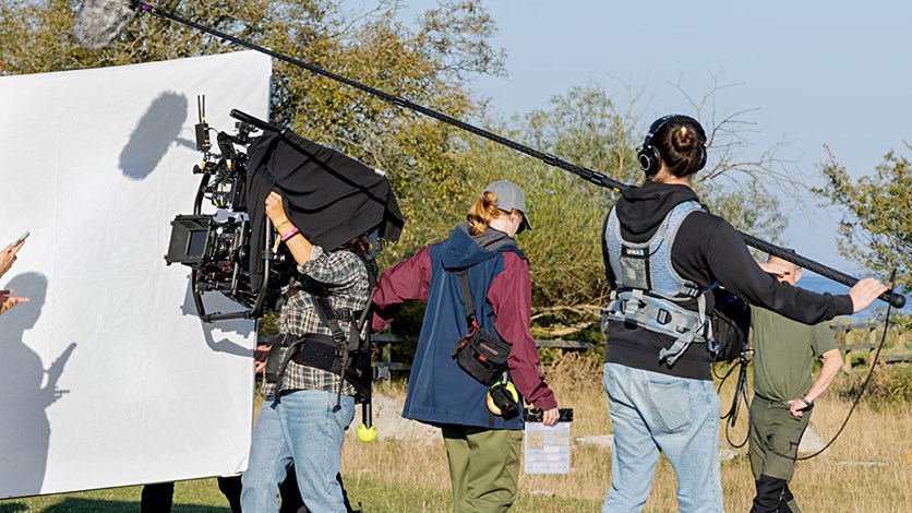 En filminspelning utomhus en solig dag. 