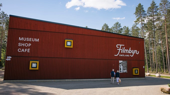 Ett rött hus i skogen i Småland. 