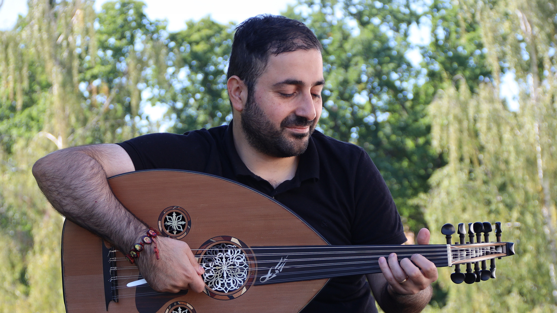 En man som spelar på en oud. 