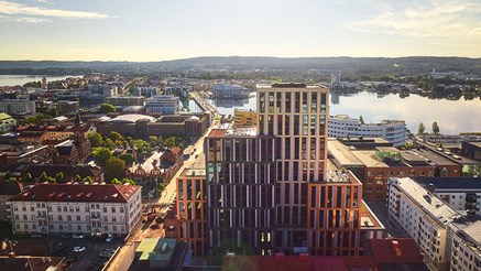 Ett högt hus i kvällsljus. 