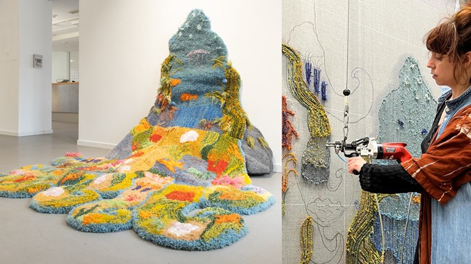 En kvinna tuftar en matta. 