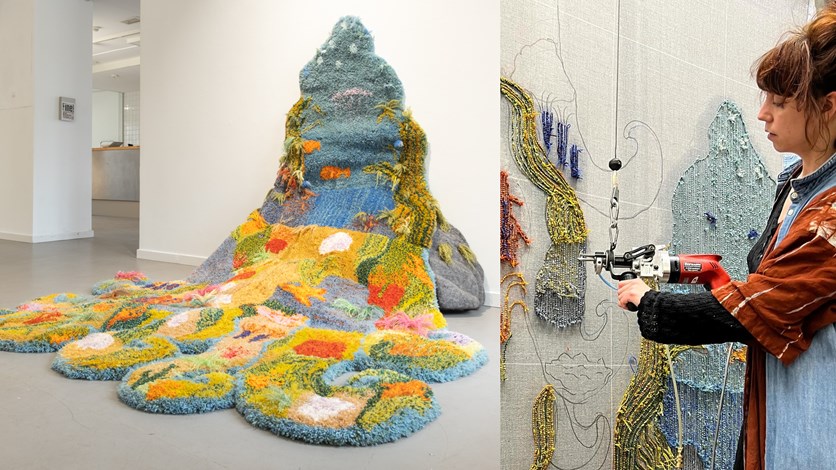 En kvinna tuftar en matta. 