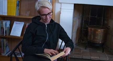 Person som läser bok.