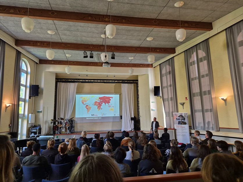 Talare Erik Larsson inför publik i hörsalen på Sörängen.