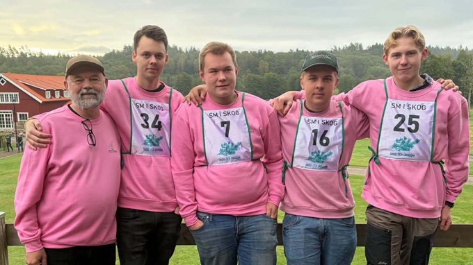 Sebastian, Viktor, Herman och Alfred står tillsammans med lärare i Jan. De ha alla på sig rosa tröjor och nummerlappar.