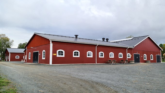 Utomhusbild på Tenhults naturbruksgymnasiums nybyggda stall.